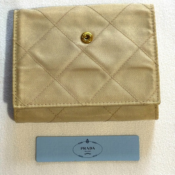 ๐ฏ AUTHENTIC NWOT PRADA NYLON COMPACT BIFOLD WALLET MINT - Picture 1 of 15